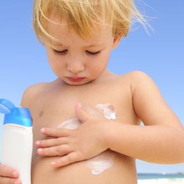 Baby and sunscreen no Paralla